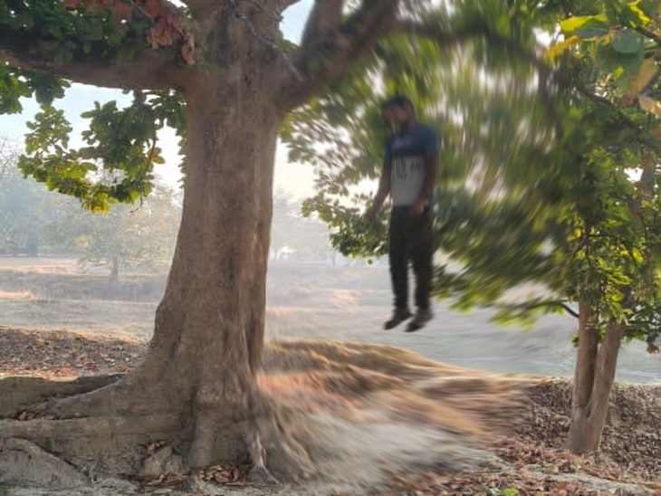छोटे भाई का फांसी पर झूलता मिला शव।