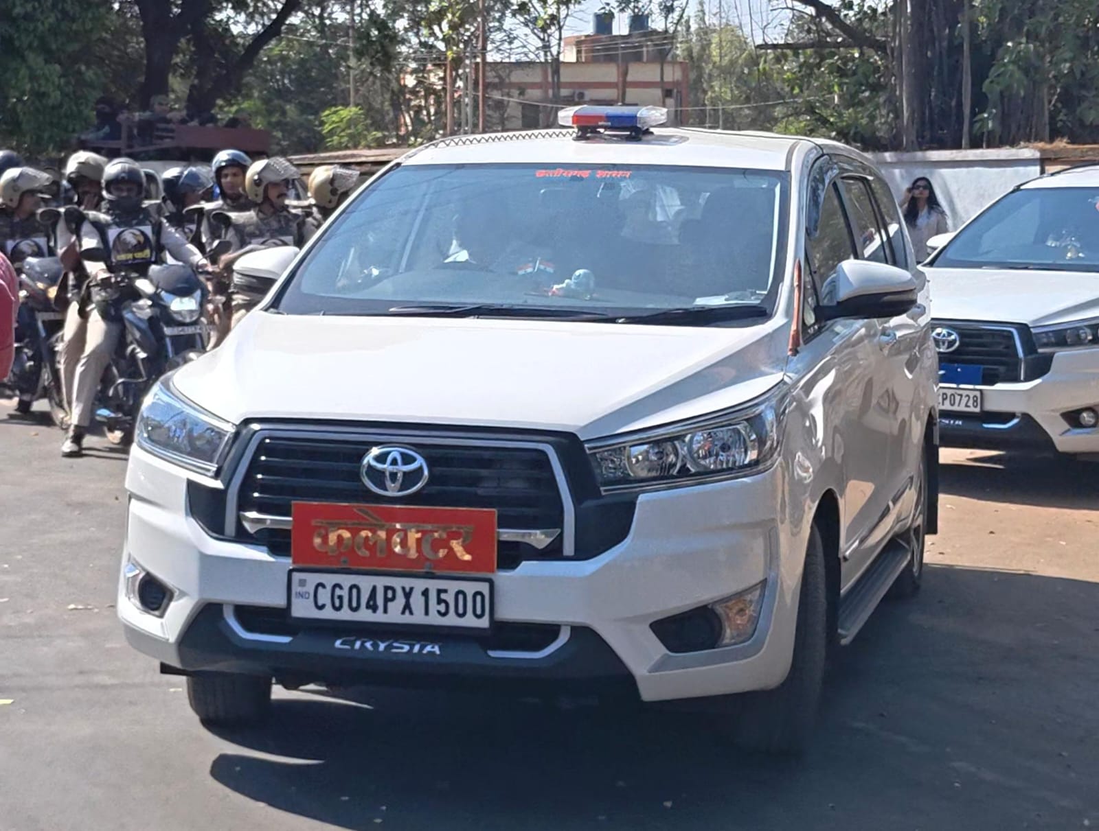 कलेक्टर की अगुवाई में निकाला गया फ्लैग मार्च।