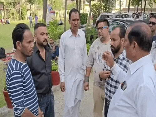 घटना के बाद मौके पर पहुंचे ग्रामीण।