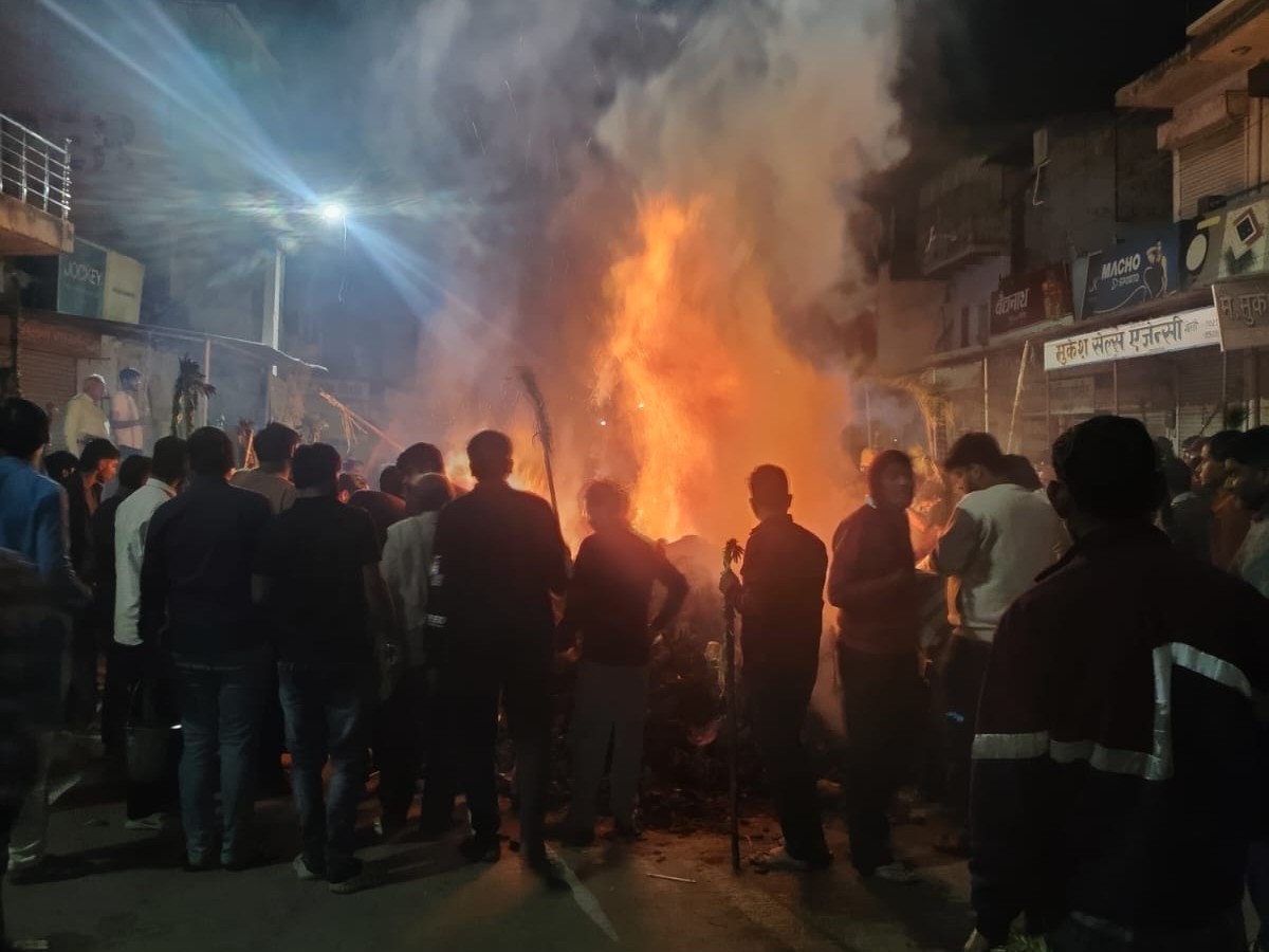 महिलाओं ने मंगल गीत गाकर परिवार की सुख-समृद्धि की कामना की और घर में बने बड़कूले होलिका को अर्पित किए।