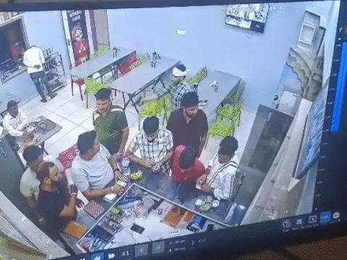 होटल के स्टाफ ने बताया जब बदमाश अंदर घुसे, उस दौरान होटल में काफी भीड़ थी। उन्होंने सभी पर फायरिंग कर दी।