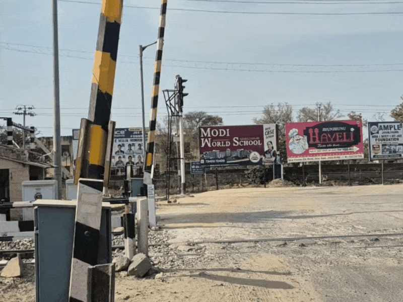 झुंझुनू से सीकर को जोड़ने वाली मुख्य सड़क के रेलवे फाटक का दृश्य है जिसके ऊपर से पुल गुजरेगा, ट्रेन आ जाने पर यहां काफी लंबा जाम लग जाता है माना जा रहा है कि इस पुल के बनने के बाद वाहनों को भी आने-जाने में आसानी और रफ्तार मिलेगी