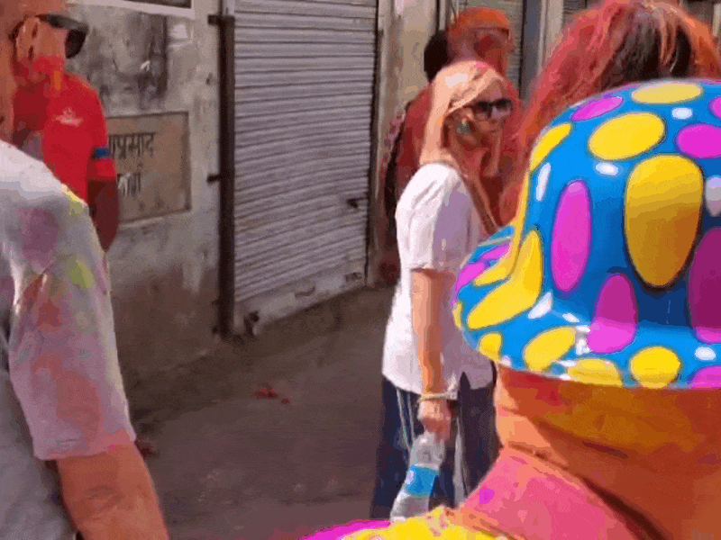 होली मनाते हुए स्थानीय नागरिकों को भी रंग लगाते हुए विदेशी सेनानी