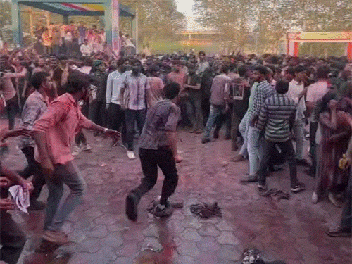 GGU में होली-सेलिब्रेशन में छात्रों के बीच फिर चले लात-घूंसे,VIDEO:  एक तरफ DJ पर डांस, दूसरे तरफ जमकर मारपीट, धक्का-मुक्की और कपड़े फाड़ने पर विवाद – Chhattisgarh News