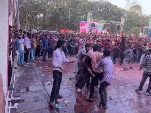 एक तरफ डांस और दूसरी तरफ चले लात-घूंसे।