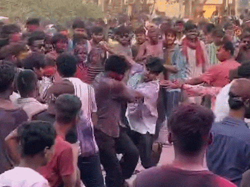 छात्र एक-दूसरे पर लात-घूंसे बरसाते रहे।