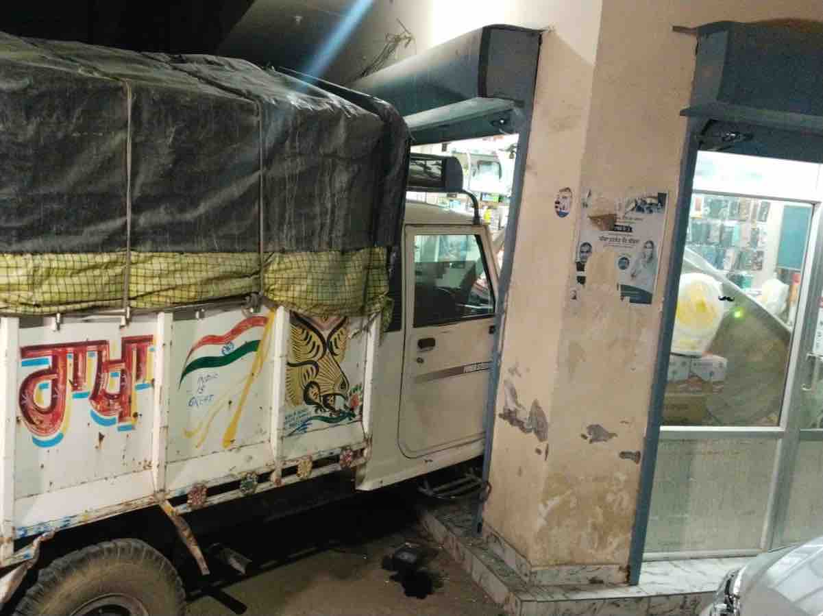दुकान में घुसी गाड़ी। इस हादसे में दुकानदार का शीशे का लगा सारा सामान टूट गया।