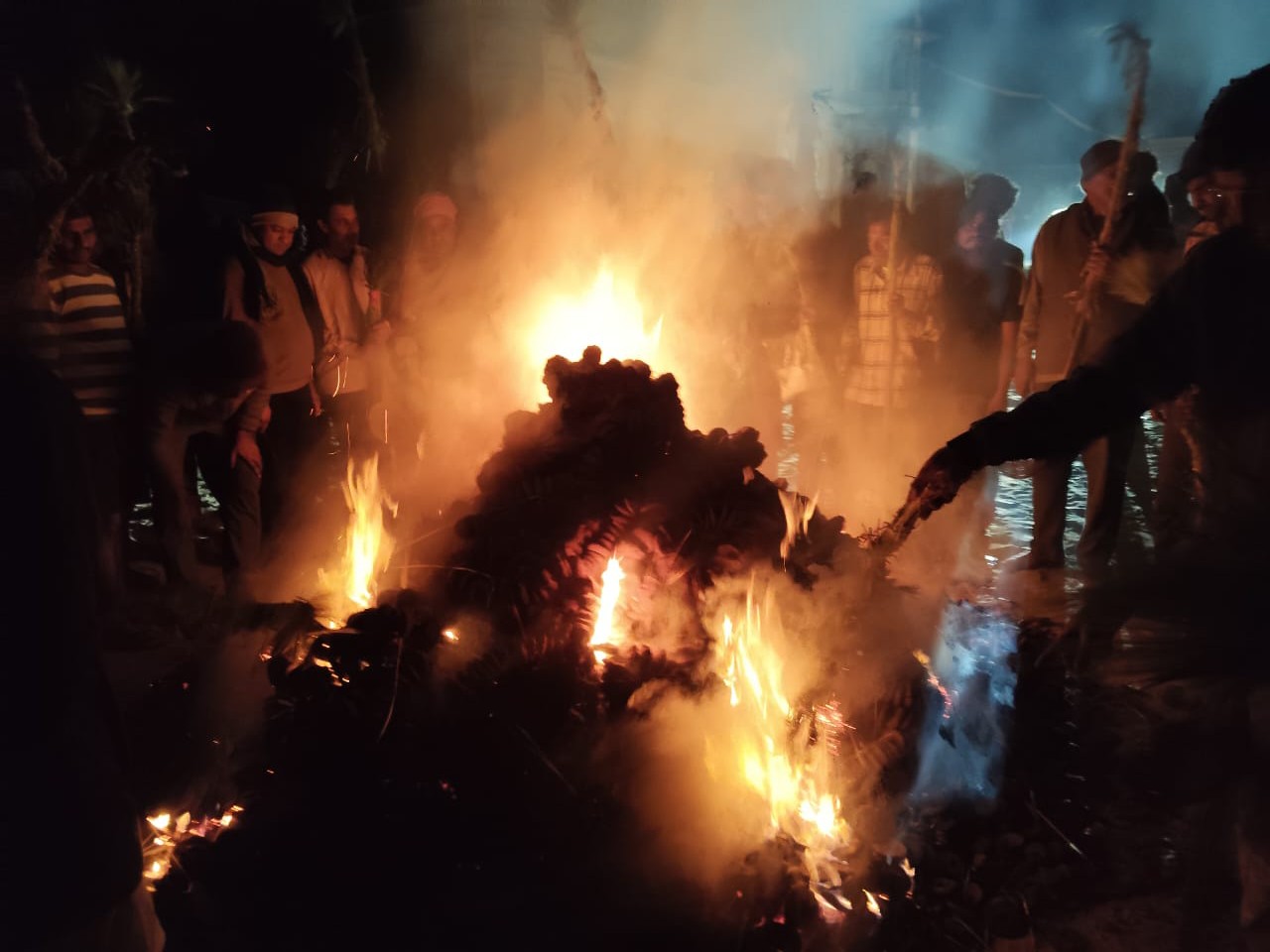 जसरापुर में देर रात होलिका दहन