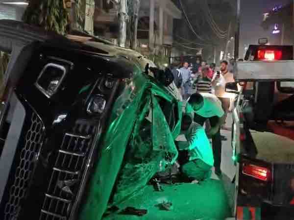 जालंधर शहर के चुनमुन चौक में पलटी स्कार्पियो।