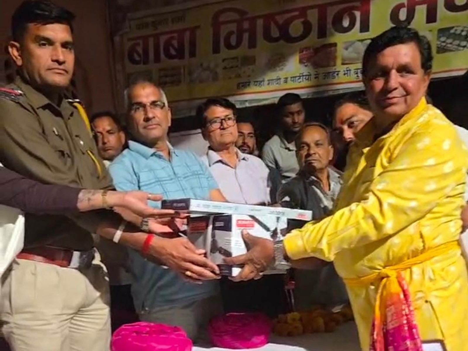 गींदड़ प्रतियोगिता में पुरस्कार वितरित किया गया।