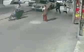 दुकान मालिक और चोरों में झड़प सीसीटीवी में कैद