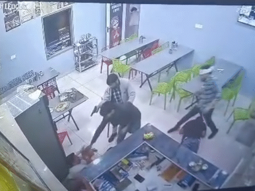 आरोपियों का निशाना होटल का मालिक ही था। उन्होंने मालिक को कई गोलियां मारी हैं। संख्या को लेकर अभी कोई जानकारी सामने नहीं आई।