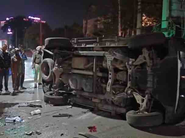 स्कार्पियो के पलटने से आधा घंटा आवाजाही में भी लोगों को दिक्कत आई।