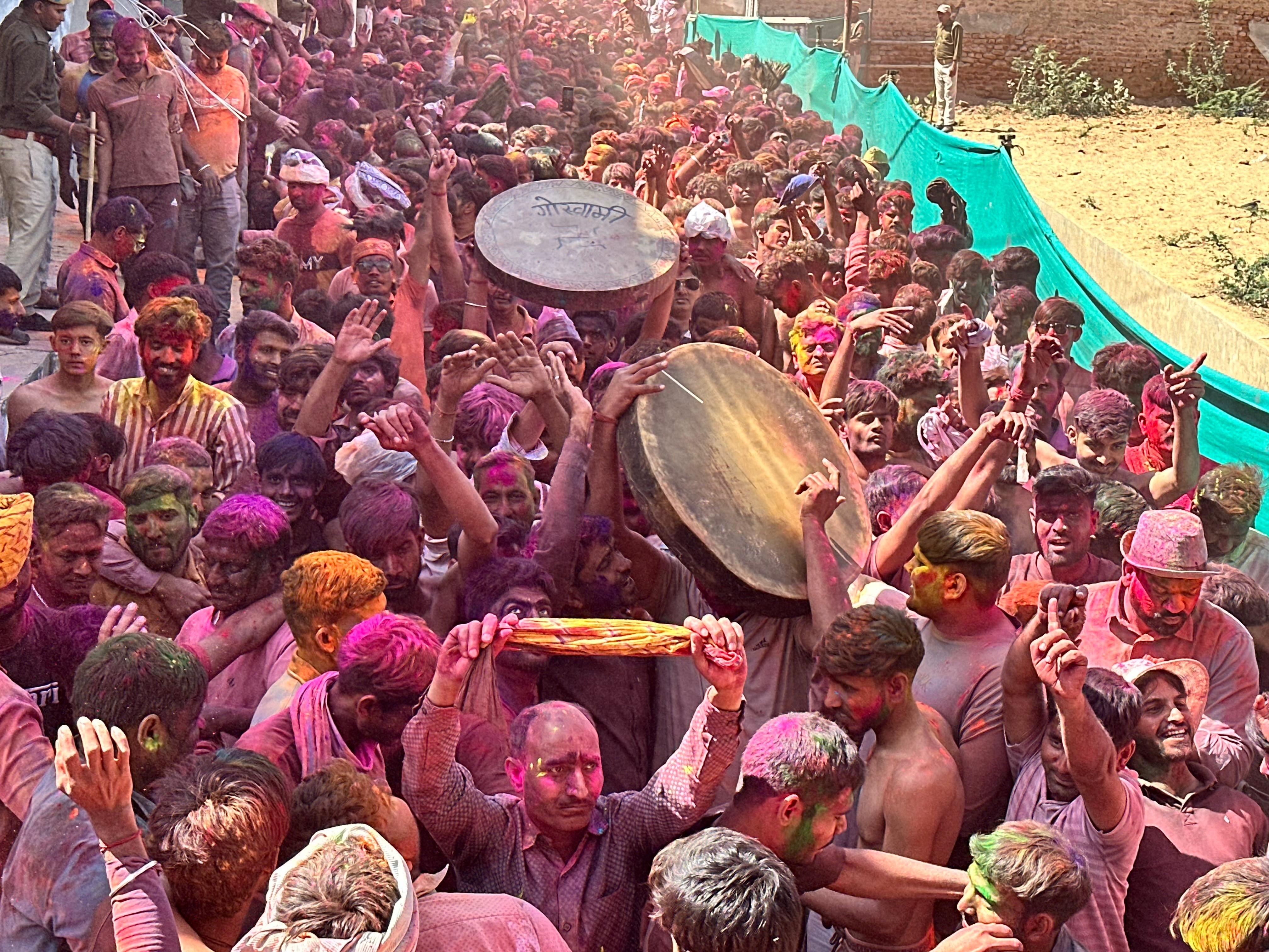जुलूस के दौरान जमकर गुलाल उड़ाया।