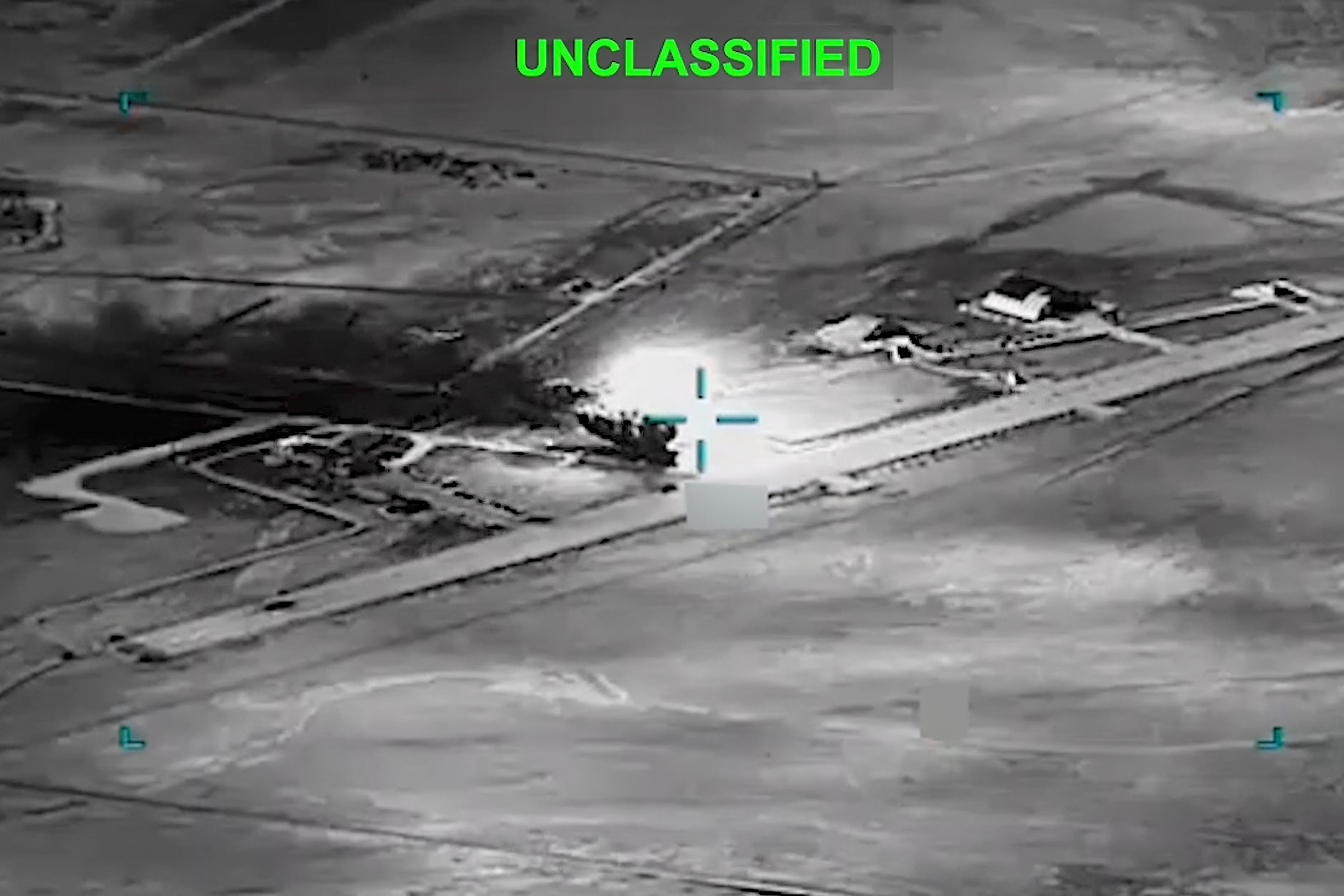 यह तस्वीर ईरानी एयरफील्ड की। इसे यूएस सेंट्रल कंमाड ने जारी किया है। अमेरिका के हमले में इसे बर्बाद कर दिया गया।