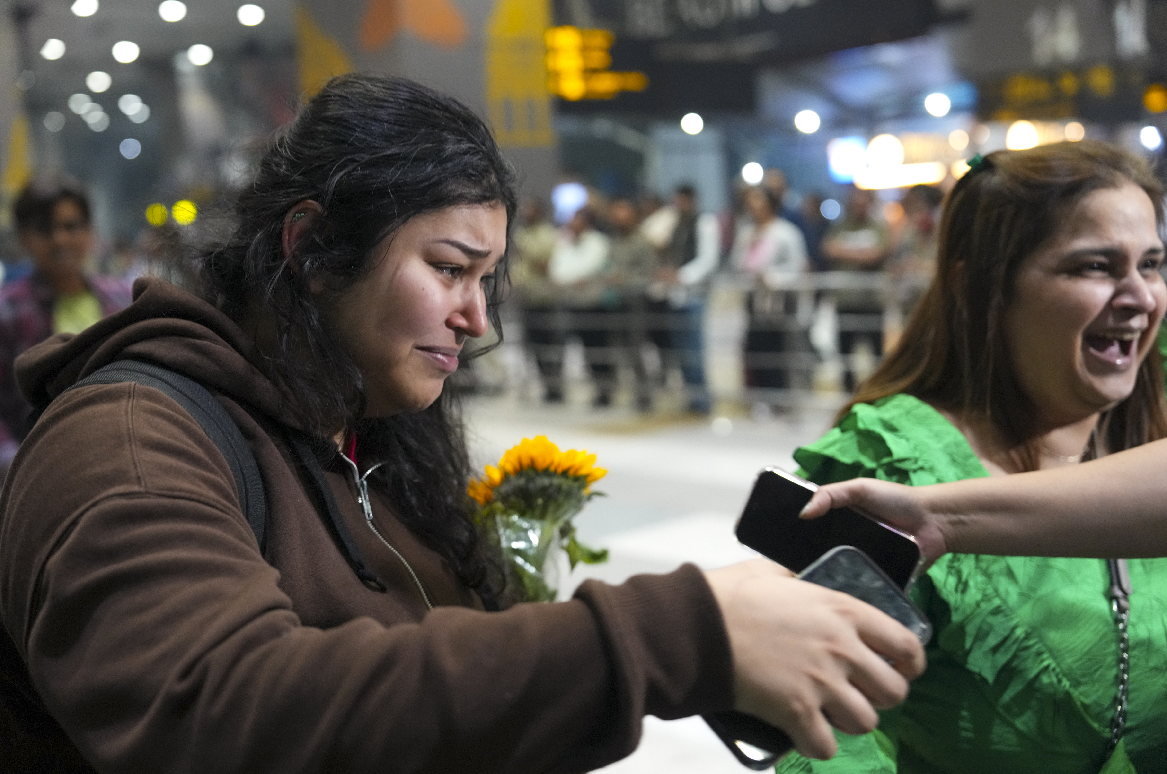 दिल्ली इंटरनेशनल एयरपोर्ट पर अबू धाबी से लौटी युवती के आंसू झलक उठे।