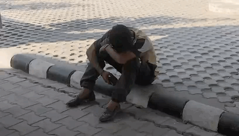 ड्राइवर रोते हुए जिसकी गाड़ी के नीचे आने से मौत हुई