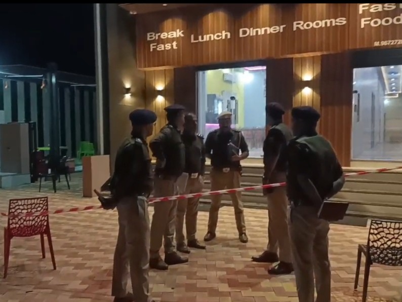 बीदासर में होटल के बाहर पुलिस जाप्ता तैनात किया गया है।