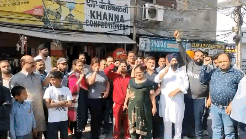 पुलिस नके ख़िलाफ़ प्रदर्शन करते इलाका निवासी