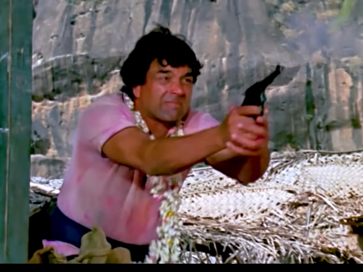 फिल्म ‘शोले’ में होली के जश्न के बाद वाले सीन में गब्बर के गुंडों से मुकाबला करते हुए वीरू (धर्मेंद्र)।