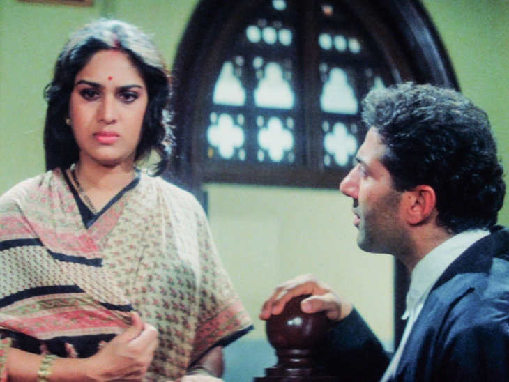 फिल्म ‘दामिनी’ के एक सीन में वकील के रूप में सनी देओल और दामिनी के किरदार में मीनाक्षी शेषाद्री।