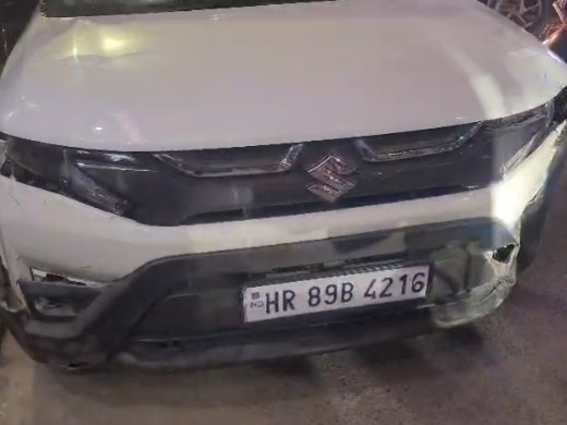 गुरुग्राम में लोगों को टक्कर मारने के बाद क्षतिग्रस्त कार।