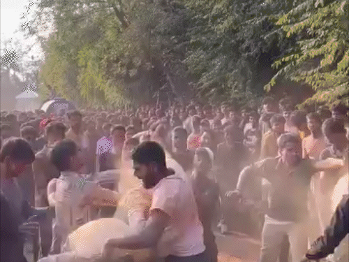 पहले एक छात्र को 8-10 लड़कों ने पीटा। विवाद बढ़ने पर 2 गुट में बट गए। एक दूसरे को हाथ मुक्कों से खूब मारा।