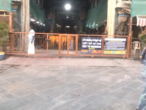 मदुरै (तमिलनाडु) का मीनाक्षी मंदिर बंद है।