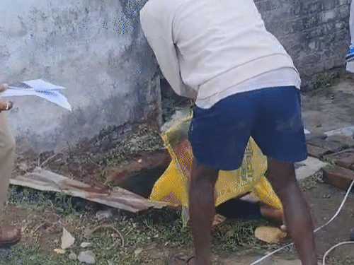 पुलिस ने शव को पानी टंकी से बाहर निकलवाया। - Dainik Bhaskar