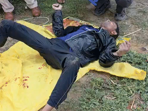 टंकी से बाहर निकाला गया शव, घटना स्थल पर जांच करती पुलिस की टीम।