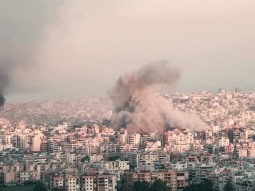 इजरायल ने मंगलवार को लेबनान की राजधानी बेरूत के दक्षिणी उपनगरों में हिज्बुलाह के ठिकानों पर हमले किए। इस दौरान घना तेज धमाकों के साथ घना धुआं देखा गया।