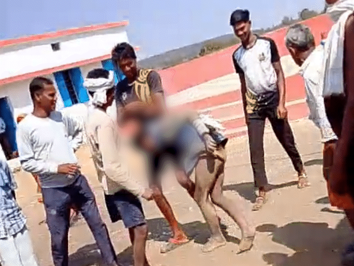 ग्रामीणों ने बच्चे को पकड़ लिया और बच्चा चोर बताकर बांधकर पीटना शुरू कर दिया।