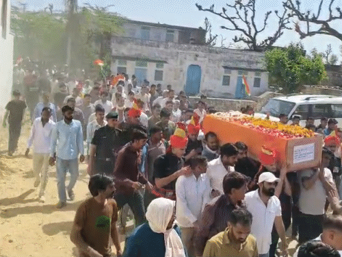 खाटूश्यामजी कोतवाली से पैतृक गांव मगनपुरा तक करीब 9 किलोमीटर लंबी तिरंगा यात्रा निकाली गई।