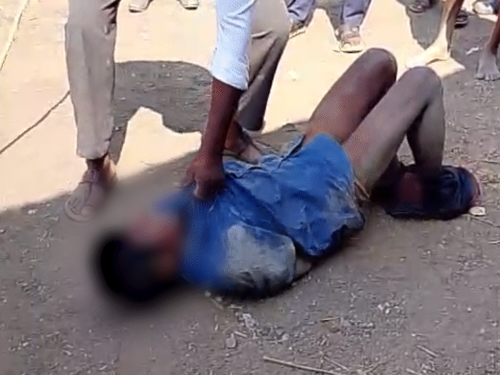 जमीन पर पटक कर बच्चे को लाठी से पीटा गया।
