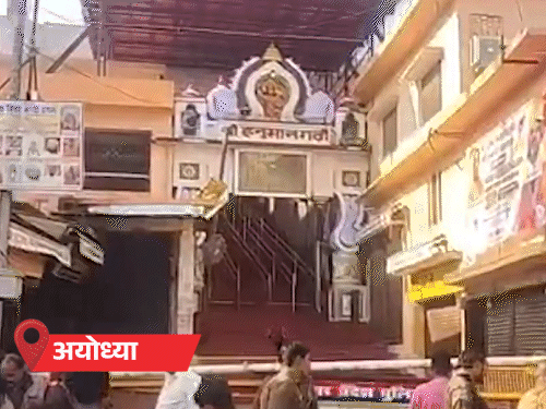 हनुमानगढ़ी प्रवेश द्वार को बैरिकेडिंग कर बंद किया गया।