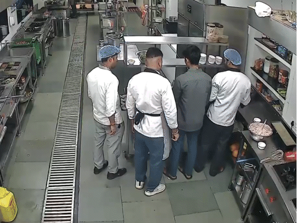 वीडियो सम्राट विक्रमादित्य द हेरिटेज होटल के किचन का है। - Dainik Bhaskar