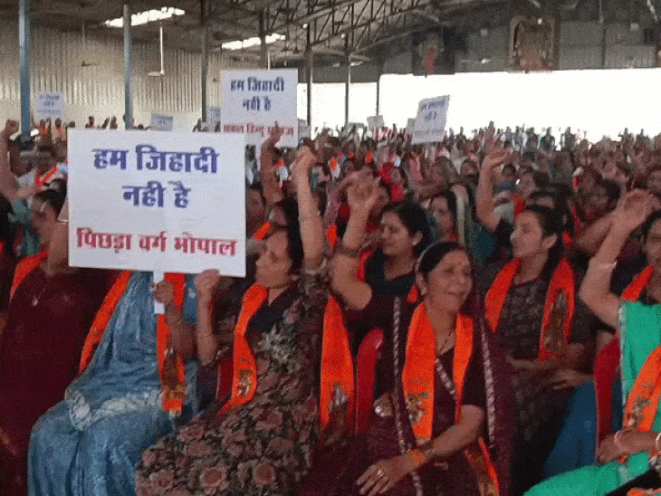 बड़ी संख्या में पाटीदार समाज की महिलाएं भी प्रदर्शन में शामिल होने पहुंचीं।