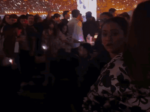 युवकों को आपस में लड़ता देख वहां से लड़कियां और कई युवक बाहर निकल गए।