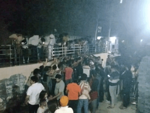 हरियाणा में नौल्था की डाट होली: कढ़ाहों में पकाया रंग, महिलाओं ने छतों से फेंका, पूरा दिन चली टोलियों की मस्ती; धूमधाम से निकाली झांकी - Panipat News नौल्था गांव में एक दूसरे को धकेलने की प्रैक्टिस करते युवक। यह रिहर्सल 15 दिन पहले ही शुरू हो जाती है।