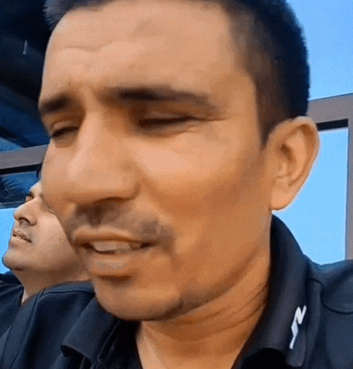 मोबाइल में युद्ध का अलर्ट मैसेज दिखाते अमित मलिक (गले पर टैटू वाले)। उनके साथ रोहतक जिले के गांव मायना के सुरेंद्र भी है (आगे वाले)।