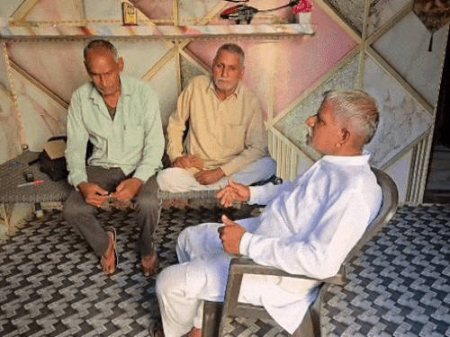 दोनों भाइयों के जंग के हालात में फंसने के बाद परिवार के लोग चिंता में है।