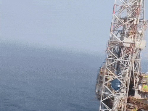 जंग के बीच समंदर में बने ऑयल रिग से अनिल और अमित के साथ कई लोगों को हेलीकॉप्टर से रेस्क्यू किया गया।