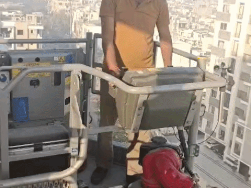 छत पर फंसे दो परिवार के लोगों का हाइड्रोलिक फायर ब्रिगेड से रेस्क्यू किया गया।