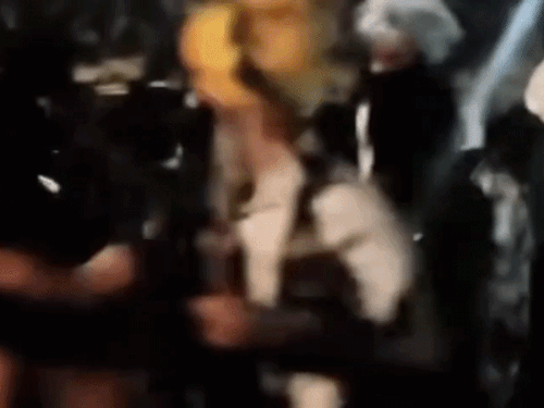 जमालपुर थाने के बाहर हाथापाई करते हुए दोनों पक्ष।