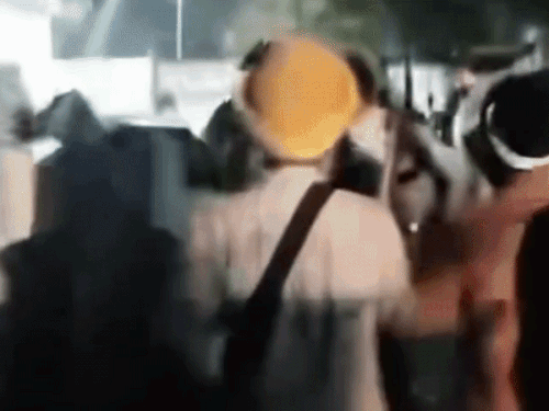 विवाद के बाद दोनों पक्षों में हो रही लड़ाई।