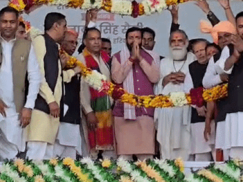 कार्यक्रम में पहुंचने पर सीएम का स्वागत करते मोहनलाल बड़ौली व अन्य मंत्री।