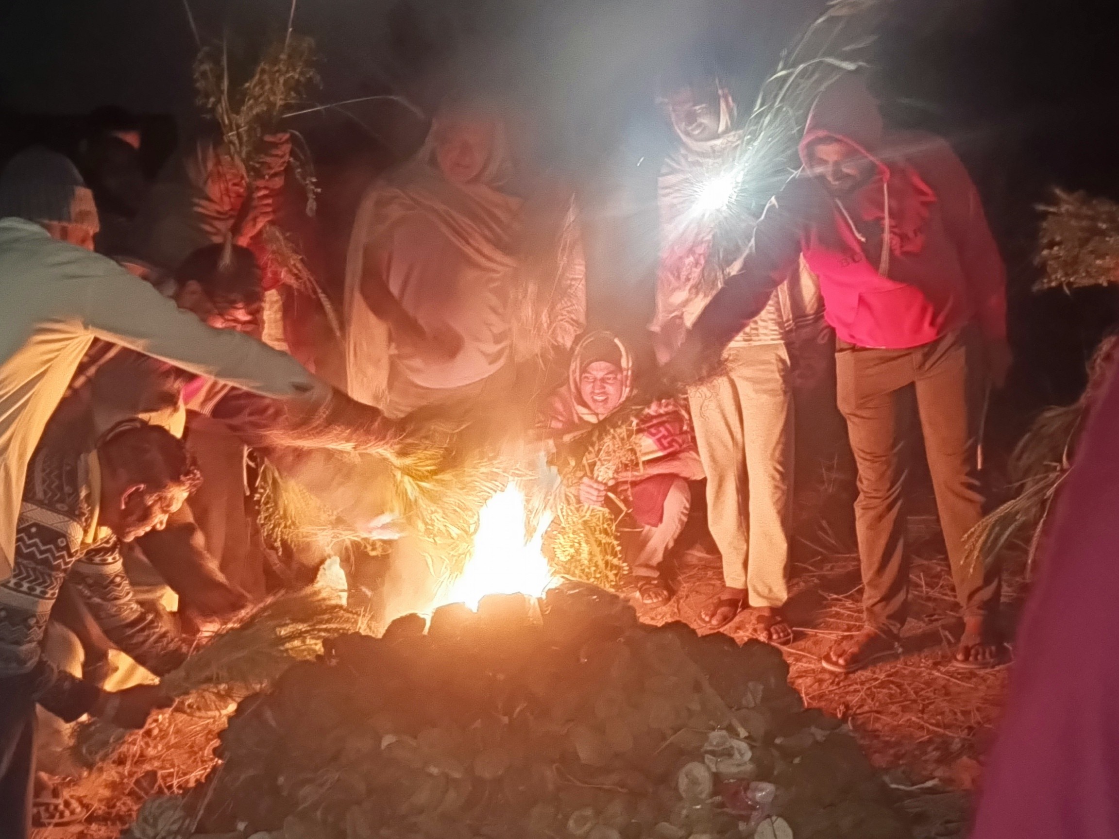 मानोता जाटान में सुबह होलिका दहन हुआ