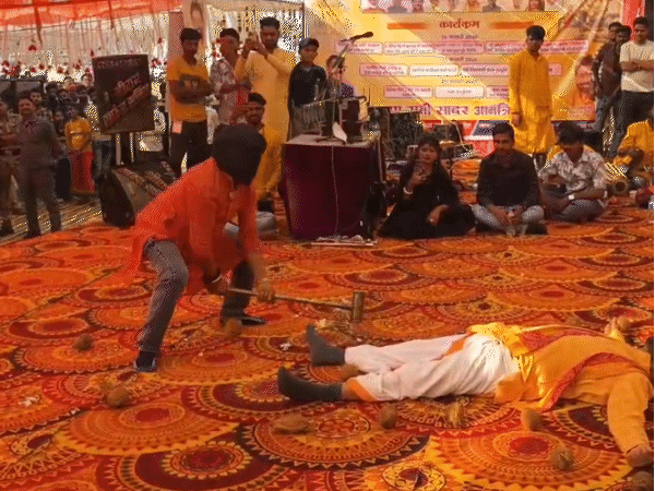 दमोह में पूर्व सांसद रामकृष्ण कुसमारिया पर स्टंट करता कलाकार।