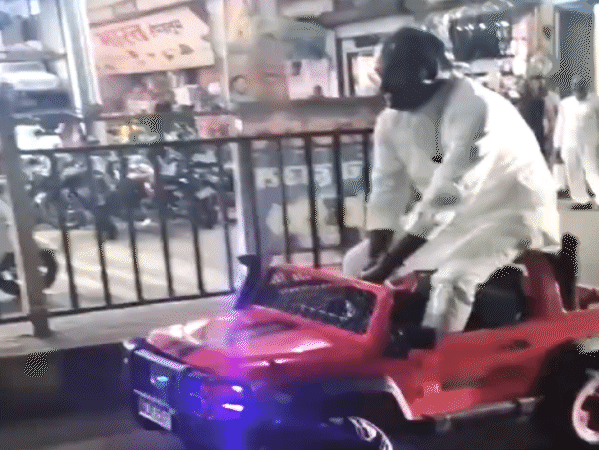 अशोक नगर नगर पालिका के अध्यक्ष ने बच्चों वाली गाड़ी चलाई।