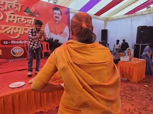 भाजपा विधायक सुचि मौसम चौधरी ने होली मिलन कार्यक्रम में जमकर डांस किया।